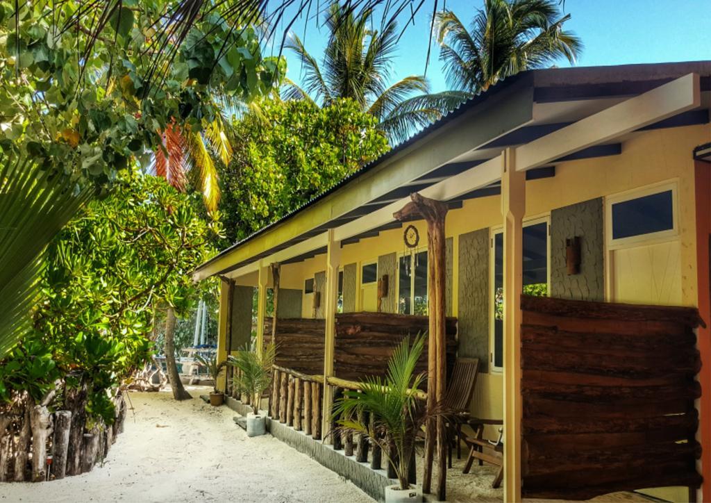 Rasdhoo Island Inn Beachfront Exterior photo